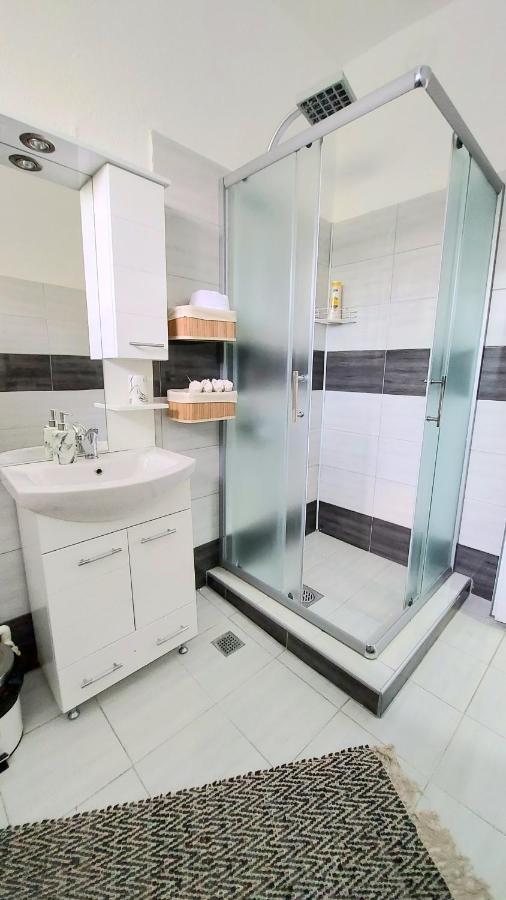 Inner City Two Bedroom Apartment Skopje Luaran gambar